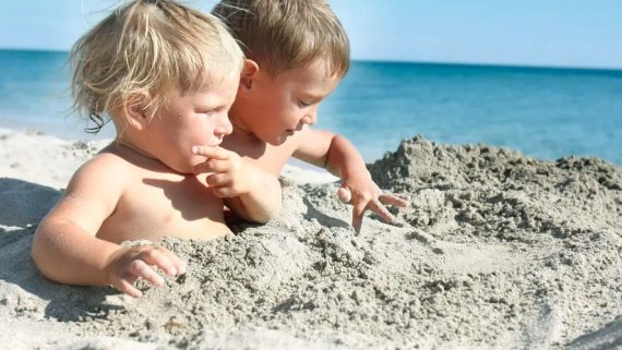 Солнечный ожог, кишечная инфекция, отит - как уберечь ребенка в летний отпускной период от сезонных заболеваний